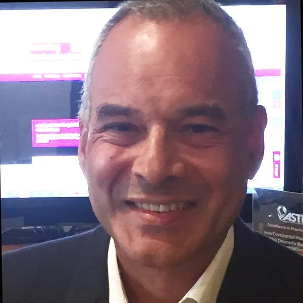 Portrait of Philip Dourado, writer, leadership consultant and business book author